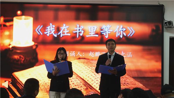 凤凰县委办系统联合吉信镇党委开展《全民阅读促进条例》施行首日主题活动