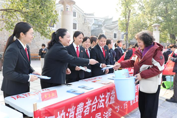 凤凰法院:“3·15”普法进广场、入车间 扎实开展“企业服务年”行动