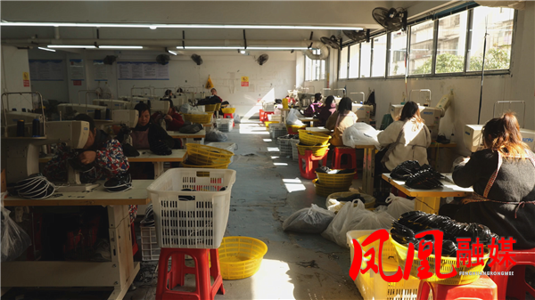 开足马力 开创新局|凤凰县吉信镇:“小车间”释放大能量 助力搬迁群众家门口就业增收