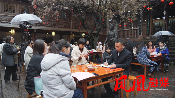 凤凰县总工会女职工读书会走进陈氏宗祠