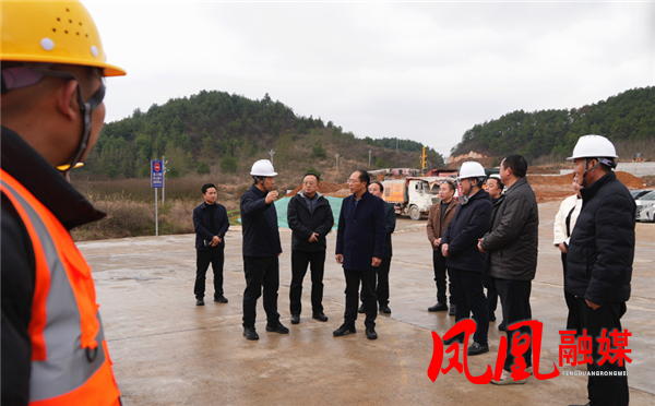 抓实服务强保障 护航项目提质效:毛家调研铜吉铁路项目建设并慰问一线工人