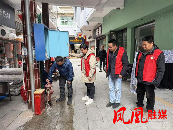 凤凰县供销联社开展“应急有我 安全同行”志愿服务主题宣传活动