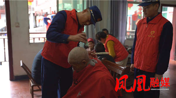 凤凰消防：学雷锋志愿服务进敬老院 情暖老人心