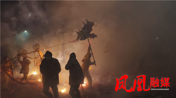 凤凰县阿拉营镇:钢火烧龙闹元宵 民俗盛宴庆佳节