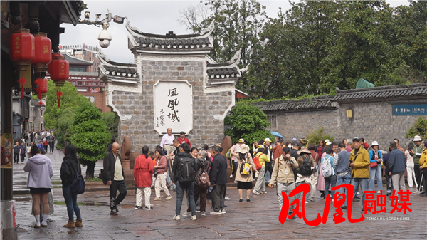 雨过天晴 凤凰古城迎来大批游客