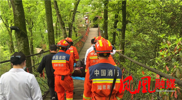 凤凰古城：内蒙古游客登山摔伤 凤凰消防暖心救援