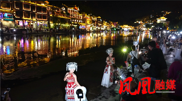 凤凰古城：服装租赁市场持续升温 五一假期有望迎来客流火爆