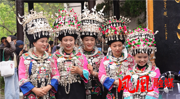 凤凰县山江镇“三月三”马兰节热闹启幕 苗乡民俗醉游人