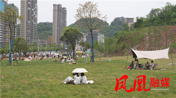 凤凰县：口袋公园成为市民周末休闲打卡好去处