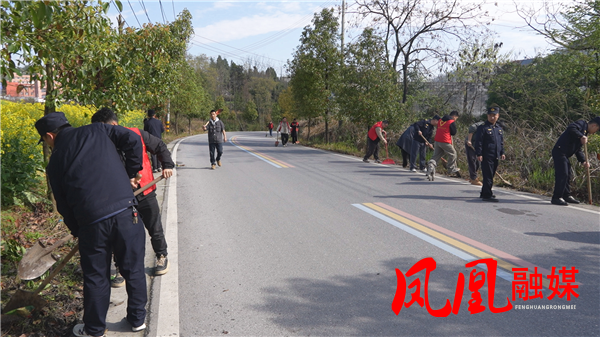 凤凰县千工坪镇：道路松土备种花 美化乡村促振兴