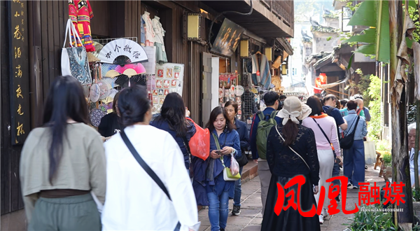 凤凰古城:今年首趟香港高铁专列抵湘 600多名游客沉浸式体验湖湘风情