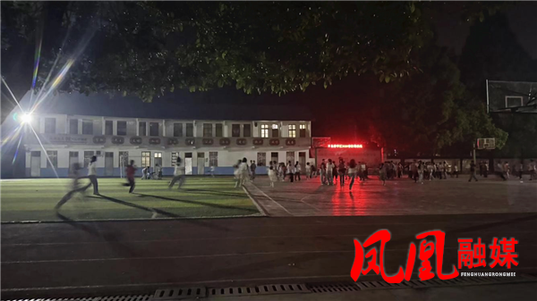暗夜演练强本领 防灾避险保平安  ——齐良桥学区开展夜间防灾减灾应急演练