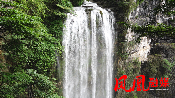 飞水谷瀑布迎丰水期 百瀑争流醉游人