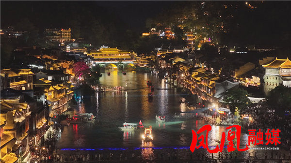 赏夜景品民俗 凤凰古城解锁浪漫夜游假日时光