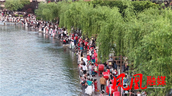 五一假期文旅火爆 凤凰古城民宿一房难求热度不减