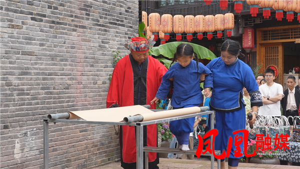 五一凤凰古城非遗绝技轮番上演 尽显湘西秘境风华