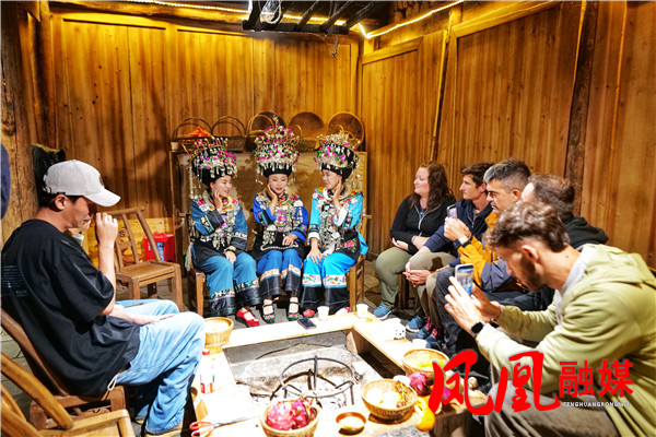 境外游客在凤凰|非遗+田园!凤凰苗乡特色文旅收获多国游客好评