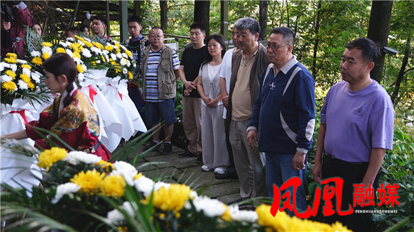 荷寄哀思 钟鸣怀远:凤凰举办黄永玉先生辞世三周年追思活动