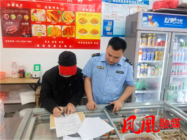创新监管模式 筑牢食品安全防线——凤凰县市场监管局打造骑手共治与食安封签双举措