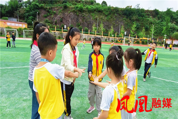 凤凰县箭道坪幼儿园开展小学沉浸式参观体验活动