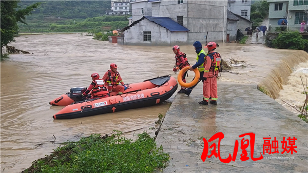 迎战强降雨:凤凰消防紧急营救被困一家三口