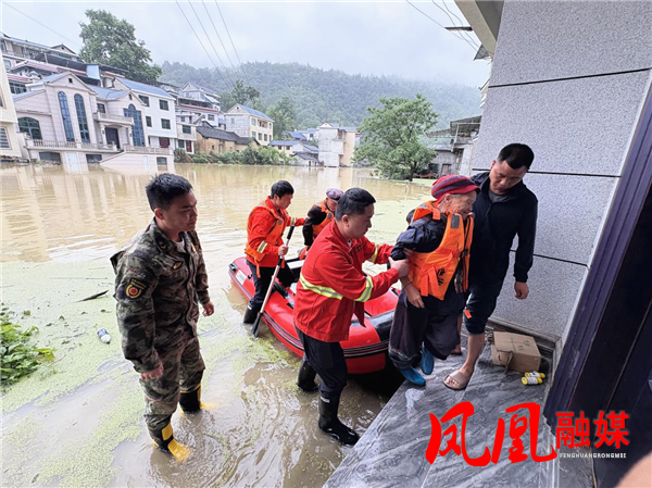 风雨中,那群不敢“闭眼”的人——凤凰县千工坪镇干群防汛救援纪实
