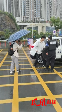 雨天考生打车难 凤凰公安紧急护航送考