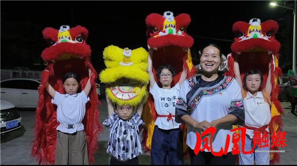 凤凰县勾良村:灯火映苗狮 苗狮护童心