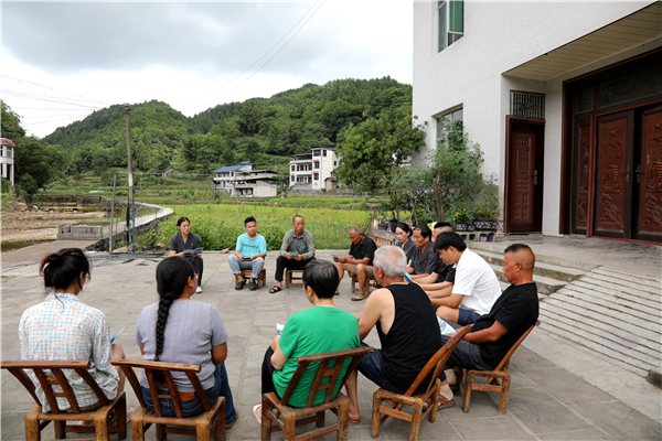 凤凰法院：屋场宣讲传政策 以案释法护青山