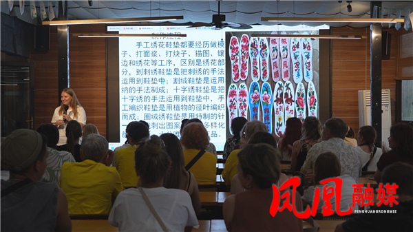 境外游客在凤凰|70余名俄罗斯艺术爱好者沉浸式体验凤凰苗乡游学乐趣