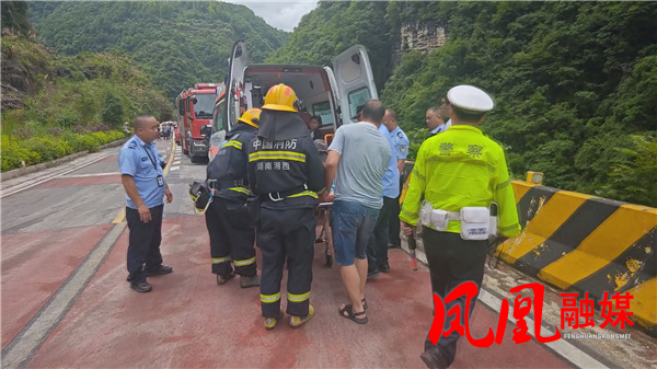 车辆侧翻两人被困 消防紧急破拆救人