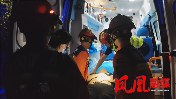 凤凰消防成功营救两名坠坡被困青年