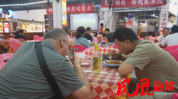 绿茵燃动古城夜 湘超赛事带火凤凰夜经济