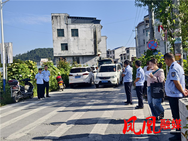 护学保畅迎开学千工坪镇警法联动开展报名日交通整治专项行动