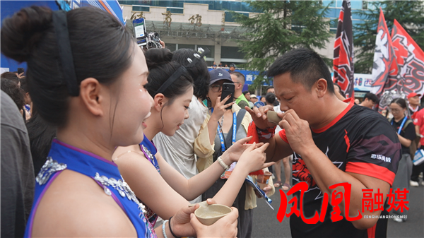 “湘超”逢佳节 带火凤凰文旅市场