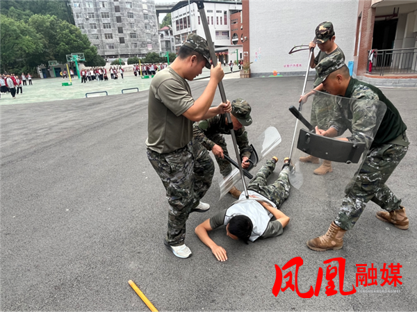 强化应急处置 守护校园平安——凤凰县第二中学开展反恐防暴应急演练