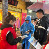 翠翠街上“志愿红”青春护航暖古城