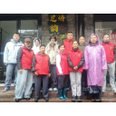凤凰古城党员服务站雨中护送游客赶车