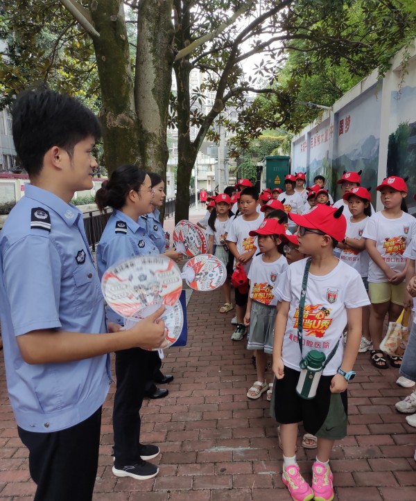 给小朋友发放普法小扇子。.jpg 给小朋友发放普法小扇子。.jpg