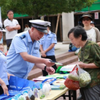 凤凰交警:以“绣花功夫”破解旅游交通“幸福烦恼”