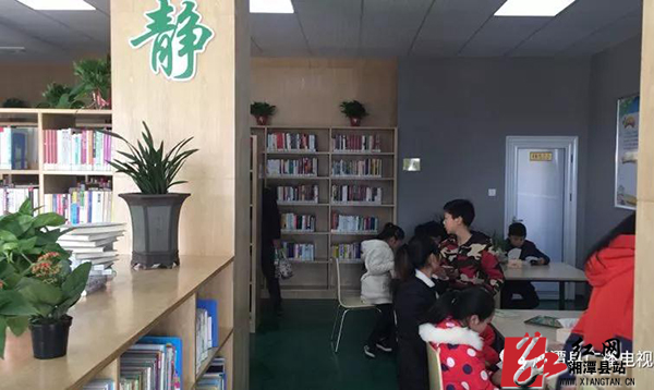 村里的孩子们在图书馆阅读。.jpg