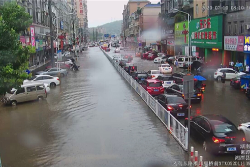 暴雨来袭 县城多处内涝积水 相关部门迅速反应