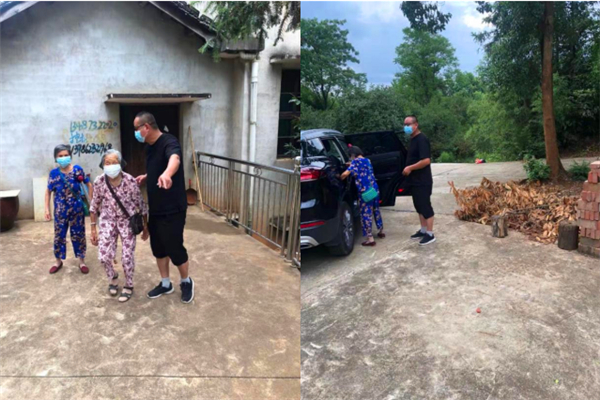 双联村驻村工作队队长、第一书记颜旭武入户接送村上的老人到排头乡卫生院进行疫苗接种.jpg