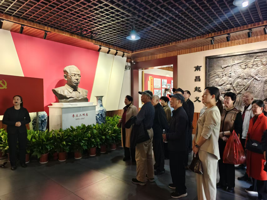 县商务局组织退休干部开展重阳节活动