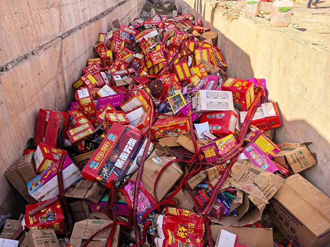 湘潭县集中销毁非法烟花爆竹3800余件