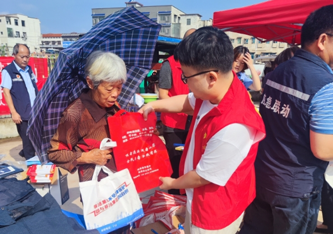 云湖桥镇：禁毒宣传进集市 防毒知识入民心