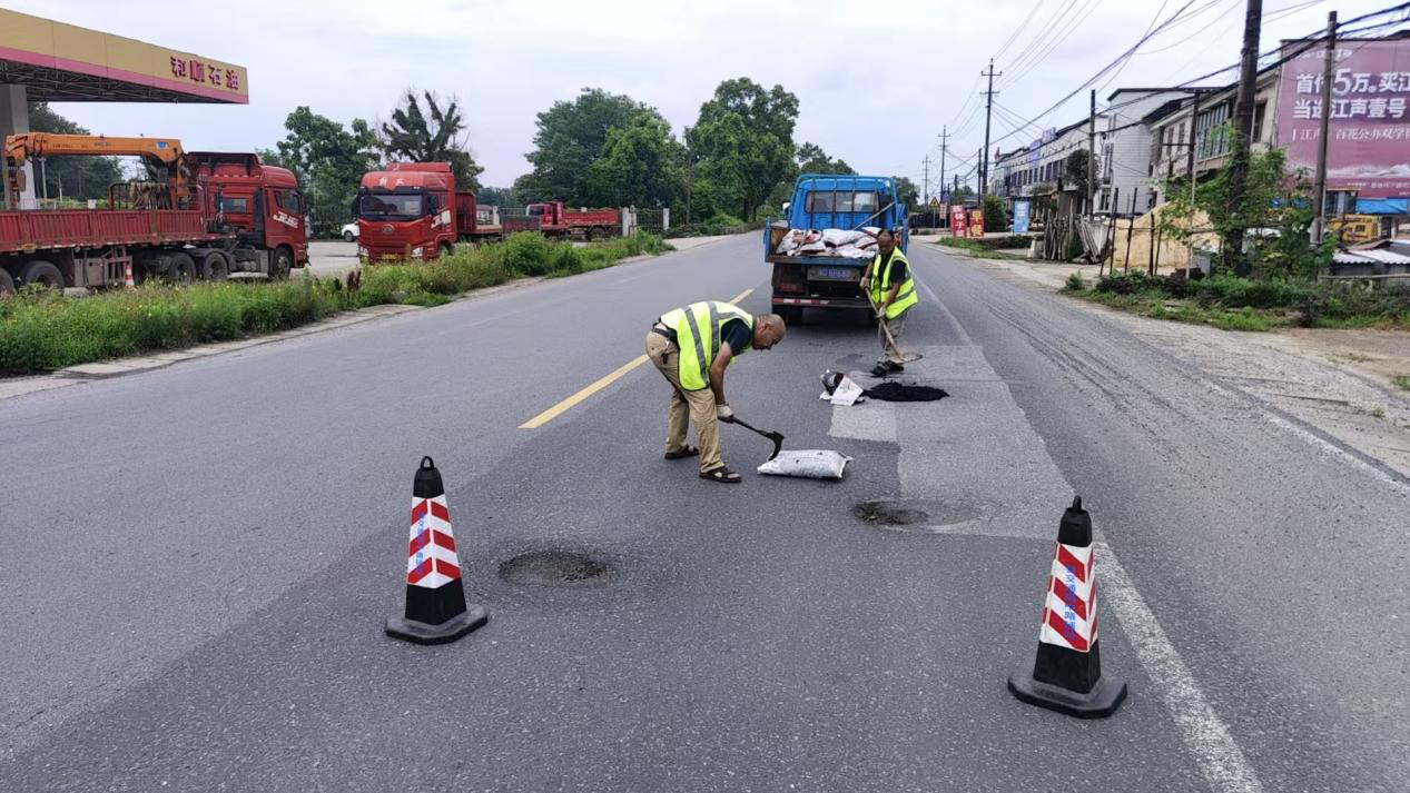 中路铺交通运输中心站：抢修破损路面 保安全度汛