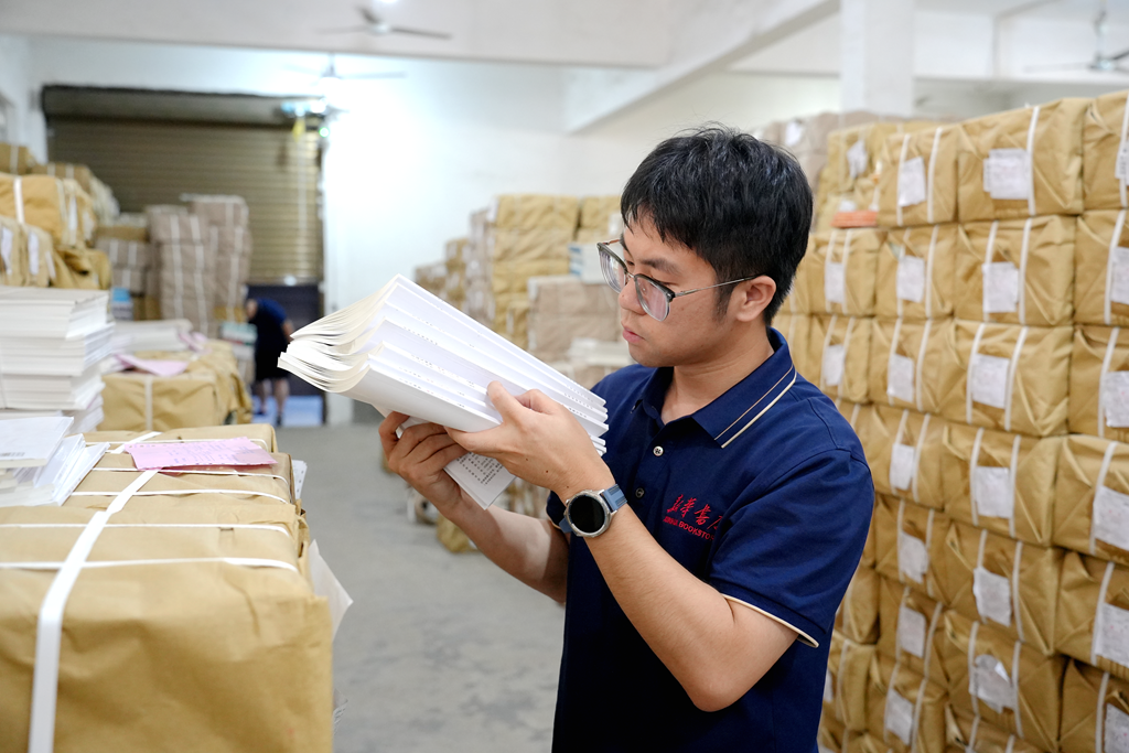 湘潭县：配送教材迎开学