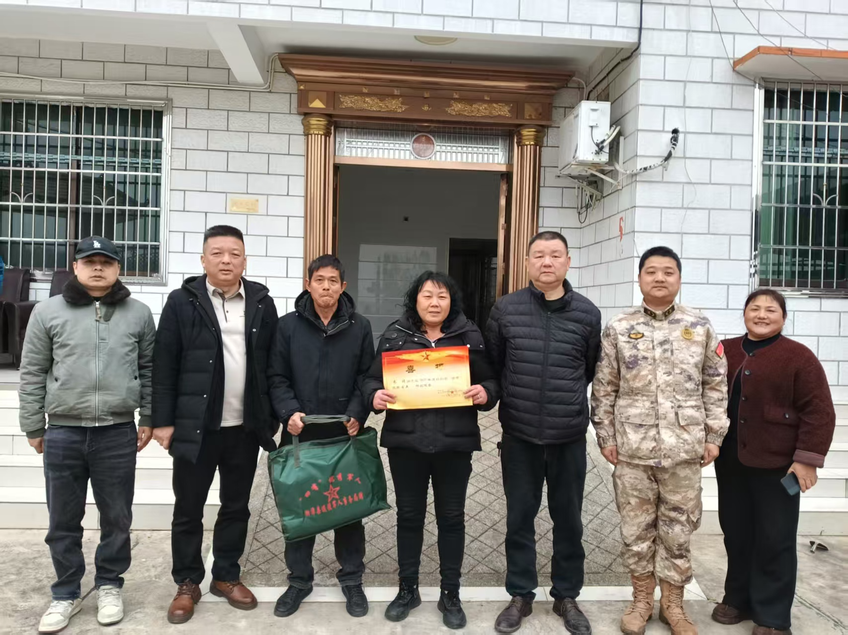 云湖桥镇：为荣获“四有优秀士兵”现役军人家属集中送喜报