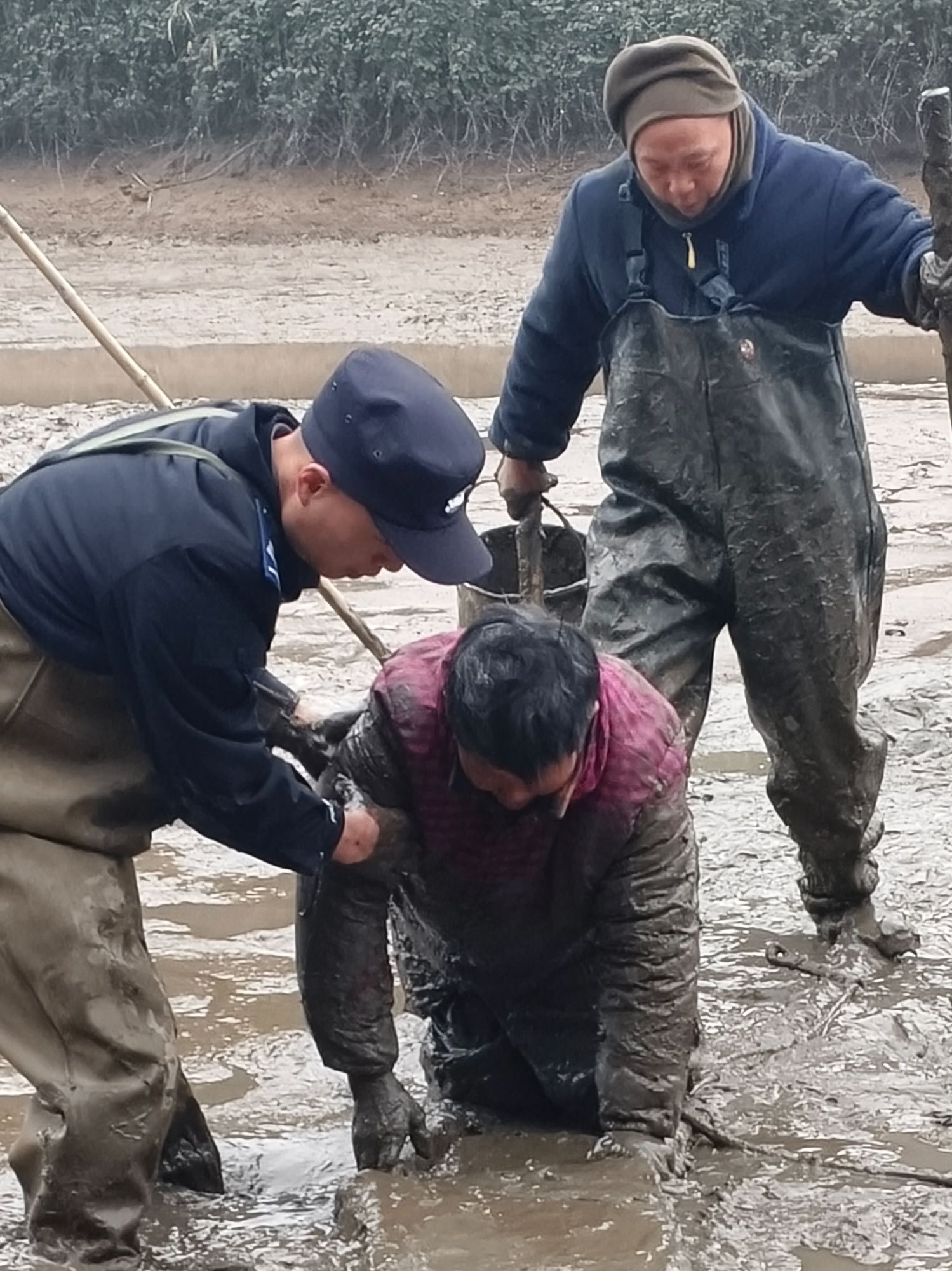 青山桥镇：寒潭勇救显担当 联动救援护民安